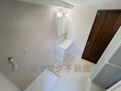 三面鏡つき洗面台。収納も一体型になっているので、ドライヤーやヘアアイロンの置き場に困りませんね。
