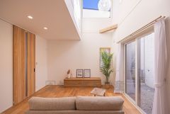 正面の窓から空が見える設計となっており開放的ですね＾＾