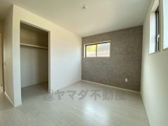 住む人のこだわりを活かす洋室＾＾日当たりがよく、寝室としての利用もおすすめ。広めのクローゼットもあり荷物もすっきり片付けれ、ゆとりのある暮らしが出来ます＾＾