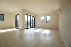 同仕様写真。断熱性能の窓ガラスを採用。省エネ、光熱費カットにも貢献します。 夏は涼しく、冬は暖かく快適に過ごせます。