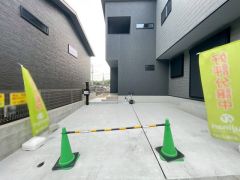 駐車スペースはゆとりある2台分を確保。マイカー用に、お客さま用に、余裕を持ってご利用いただけます。