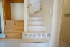 ご年配の方でも安心できる、手すり付き階段です＾＾段差も低めで設定されてますので安全性にも優れてますね＾＾