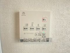 雨の日の洗濯も安心できる浴室暖房乾燥機付き浴室。リモコンで操作もボタン1つで簡単。 浴室暖房乾燥機には、暖房、乾燥、涼風、換気の4つの機能が付いています。タイマー付きです。