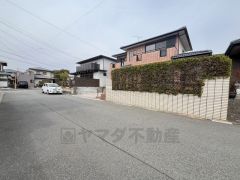 前面道路は6.6ｍなので余裕を持って駐車出来ます＾＾ 交通量も少ないため小さなお子様がいるご家庭でも安心です＾＾ 2024年10月リフォーム完了＾＾