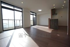 リビングは広々とした設計で、家族が集い、寛ぐ暮らしの空間を演出しています。