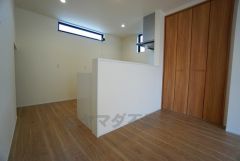 キッチン前方には収納が設けられています。物が沢山集まりがちなリビングに収納スペースがあると便利ですね＾＾