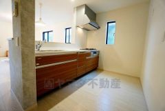 対面式カウンターキッチンでお子様の様子が見守れます。カウンタートップは耐熱性に優れており、日ごろのお掃除もふき取るだけでＯＫ。ステンレスシンクも簡単にお掃除できますよ。