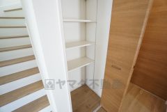 同仕様写真。キッチン横パントリー収納。食器やキッチン用品、食料品の保存に便利です＾＾