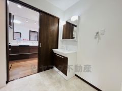 三面鏡つき洗面台。収納も一体型になっているので、ドライヤーやヘアアイロンの置き場に困りませんね。