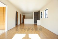 家族が集まる開放的なリビング。約18帖の大空間で毎日のお食事が楽しみです＾＾思い思いの時間を過ごしたり、家族みんなで食事をしたり、素敵な団らんの場になりますね。