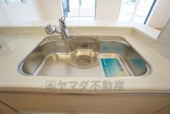 広々とした凸型シンクに洗剤ポケットを標準装備。大きなお鍋など洗いやすいです。洗剤や石鹸、スポンジもすっきりできる収納付き。