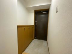 たっぷり収納できるシューズボックスです。家族全員の靴がきれいに整頓できます。棚の上にお花や写真を飾っても良いですね。