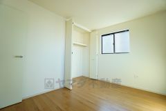 住む人のこだわりを活かす洋室＾＾日当たりがよく、寝室としての利用もおすすめ。広めのクローゼットもあり荷物もすっきり片付けれ、ゆとりのある暮らしが出来ます＾＾