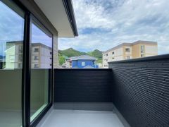 お洗濯物を干すスペースとしても十分な広さがあります。  お天気の良い日はお洗濯物がよく乾きそうな日当たり良好のバルコニー^^