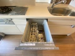 家事の時間が短縮できる食器洗浄乾燥機付。後片付けもラクラクです。 食器を洗う手間が減るので家族とのコミュニケーションの時間や自分の時間が増えますね。