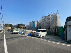 前面道路は公道南西側約6.6ｍ。幅広いため、車の離合や駐車がスムーズです＾＾ 