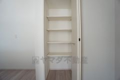 同仕様写真。まとめ買いしてもこの収納量なら心配要らずのパントリー。調理家電や食品のストックをすっきりまとめられ、キッチン周りを広々使えます。
