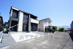 前面道路は車通りも少なく、安全性も確保。 前面道路は車の通り抜けができないので、小さな子供も安心して遊ばせることができます＾＾