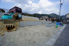 カースペースは停めやすい並列駐車2台付き。ご夫婦で1台ずつ所有できます＾＾ 前面道路は6ｍと駐車がスムーズにできます＾＾