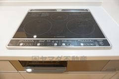 同仕様写真。お手入れのしやすいIHクッキングヒーターです。 3口コンロなので、効率よくお料理が楽しめます。毎日のお料理も楽しくなりますね＾＾