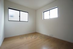 同仕様写真。2面採光を確保した明るい室内は、風通しも良く、大変居心地の良い空間となっております。日当たりがよく、子供部屋としての利用もおすすめ。