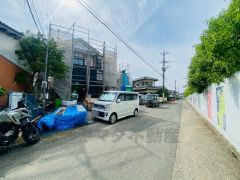 前面道路は大型車両などの通行も少なく小さなお子様がいるご家庭も安心です＾＾カースペースは3台駐車出来ます＾＾