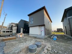 カースペース並列2台＾＾ご夫婦で1台ずつ所有出来ます。