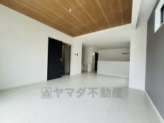 家族が集まる開放的なリビング。約20帖の大空間で毎日のお食事が楽しみです＾＾思い思いの時間を過ごしたり、家族みんなで食事をしたり、素敵な団らんの場になりますね。