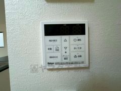 キッチン横からお湯張り、追い炊き、足し湯がボタン一つで楽々操作できる給湯機リモコンです＾＾忙しい夕飯の準備の時間帯に重宝しますね。