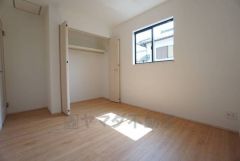 木目調のシンプルデザインで落ち着きと安らぎの空間に仕上げています。各部屋に収納が完備されているので、お荷物が多くなっても安心の設計です。