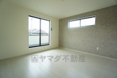 デザインクロスが2階洋室の雰囲気を上品に仕上げています。いつもと違う雰囲気のお部屋をお楽しみください。