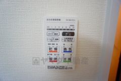 浴室暖房乾燥機には、暖房、乾燥、涼風、換気の4つの機能が付いています。タイマー付きです。