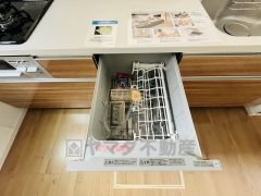 家事の時間が短縮できる食器洗浄乾燥機付。後片付けもラクラクです。 食器を洗う手間が減るので家族とのコミュニケーションの時間や自分の時間が増えますね。