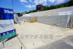 カースペースは停めやすい並列駐車2台付き。ご夫婦で1台ずつ所有できます＾＾ 前面道路は6ｍと駐車がスムーズにできます＾＾