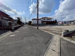 道幅が広く、車通勤の方や買い物などでの車の出し入れも楽々できて嬉しいですね。