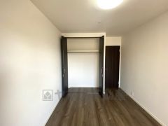 暖かい日差しが差し込む洋室。たっぷり収納できるクローゼット付きでお部屋の中をすっきりと快適に保てます。