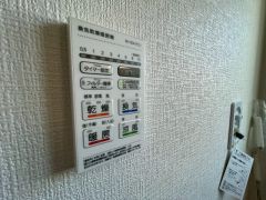 雨の日の洗濯も安心できる浴室暖房乾燥機付き浴室。リモコンで操作もボタン1つで簡単。 浴室暖房乾燥機には、暖房、乾燥、涼風、換気の4つの機能が付いています。タイマー付きです。