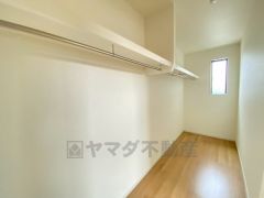 収納力豊富なウォークインクローゼット付き。洋服や小物などを1箇所にまとめて美しい収納を実現します。