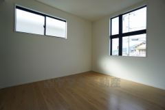 2面採光を確保した明るい室内は、風通しも良く、大変居心地の良い空間となっております。爽やかな風を感じて起きる朝は、快適生活の始まりに。