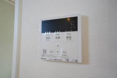 給湯器リモコンはキッチン横からボタンひとつで操作が楽々。通話ボタン付きでお子様とも会話ができて安心です。