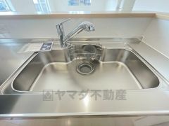 広々とした凸型シンクに洗剤ポケットを標準装備。大きなお鍋など洗いやすいです。洗剤や石鹸、スポンジもすっきりできる収納付き。