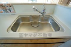 広々とした凸型シンクに洗剤ポケットを標準装備。大きなお鍋など洗いやすいです。洗剤や石鹸、スポンジもすっきりできる収納付き。