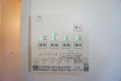 浴室暖房乾燥機には、暖房、乾燥、涼風、換気の4つの機能が付いています。タイマー付きです。