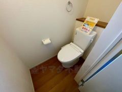 温水洗浄機付トイレです。節水機能もあるので、安心して使えますね。もちろん、1階2階の2ヶ所にトイレがあるので、忙しい朝にもゆとりができますね。