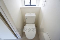 温水洗浄機付トイレです。節水機能もあるので、安心して使えますね。もちろん、1階2階の2ヶ所にトイレがあるので、忙しい朝にもゆとりができますね。