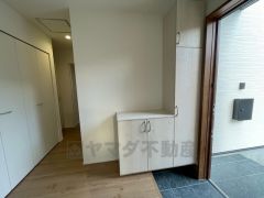 たっぷり収納できるシューズボックスです。家族全員の靴がきれいに整頓できます。棚の上にお花や写真を飾っても良いですね。