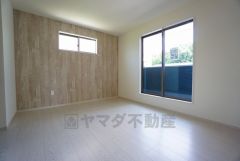 ウォークインクローゼット付きの洋室。スペースも広く、毎日のコーディネートが楽しくなります＾＾