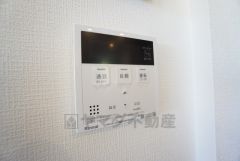 給湯器リモコンはキッチン横からボタンひとつで操作が楽々。通話ボタン付きでお子様とも会話ができて安心です。