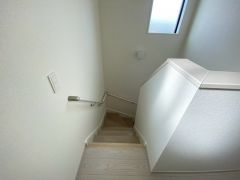 ご年配の方でも安心できる、手すり付き階段です＾＾段差も低めで設定されてますので安全性にも優れてますね＾＾