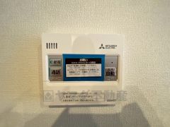 給湯器リモコンはキッチン横からボタンひとつで操作が楽々。通話ボタン付きでお子様とも会話ができて安心です。